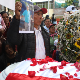  Familiares de los fallecidos en Perú por la crisis que vive el país se reúnen para honrar a sus seres queridos y pedir la renuncia de la actual presidenta, Dina Boluarte, el 18 de diciembre de 2022 en Ayacucho (Perú).- EFE/ Miguel Gutiérrez