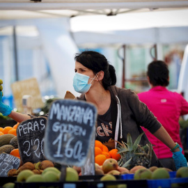 Un mercadillo en funcionamiento durante la fase 1 de desescalada por la covid-19. EFE/Villar López