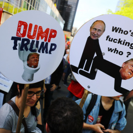 Pancartas en contra de Trump durante la manifestación en rechazo a la cumbre de la OTAN en Bruselas. /REUTERS