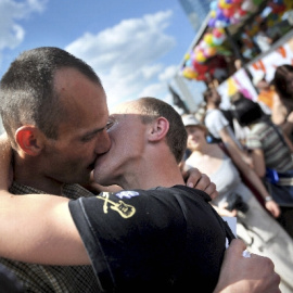 Dos hombres se besan durante un desfile del "orgullo gay" hoy en Varsovia.