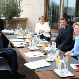 Charles Michel, Angela Merkel, Emmanuel Macron y Ursula von der Leyen durante un careo en la cumbre de la UE. REUTERS.