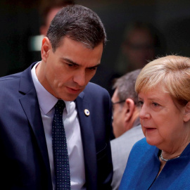 El presidente del Gobierno, Pedro Sánchez y la canciller alemana, Angela Merke, en una imagen de archivo. / EFE - OLIKVIER HOSLET