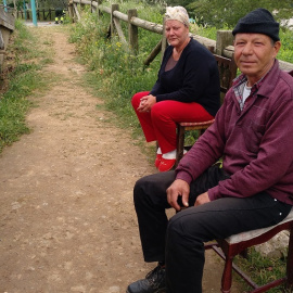 Cinco personas que se han quedado sin techo durante la pandemia se han refugiado bajo una de las pasarelas de la ribera del Ebro en Zaragoza mientras otros grupos viven en el parque Bruil o el embarcadero de Vadorrey.