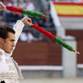 Un torero, en el momento previo a clavar las banderillas. EFE
