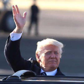 Donald Trump saluda a su llegada a Roma. | EFE