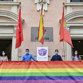 Imagen del Ayuntamiento de Alcalá de Henares engalanado con los colores del movimiento LGTBI