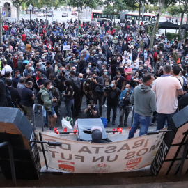 Pla obert de la manifestació de Nissan davant de l'edifici de Correus de la Via Laietana. AINA MARTÍ / ACN