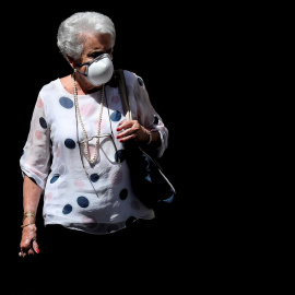 Una mujer pasea protegida con una mascarilla . EFE/Ana Escobar/Archivo