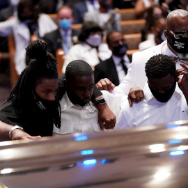 Familiares y amigos en el funeral de George Floyd en Houston. / EFE -David J. Phillip