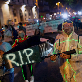 09/06/2020.- Más de un millar de trabajadores de Nissan se manifiestan hoy martes en Barcelona, convocados por los sindicatos, como protesta contra el cierre de las plantas de producción de la marca nipona en Cataluña. EFE/Enric Fontcuberta