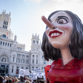 Una digura que representa a la presidenta de la Comunidad de Madrid, Isabel Díaz Ayuso, en la manifestación contra el desmantelamiento de la Atención Primaria en la Sanidad Pública, en Madrid. E.P./A. Pérez Meca