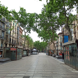 Les Rambles de Barcelona passen aquest Sant Jordi sense parades ni punts de venda de roses. Maria Rubio