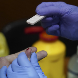 Un sanitario realiza un test rápido. EP