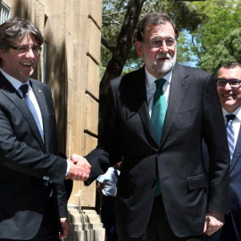 Rajoy y Puigdemont se saludan en la inauguración del Salón del Automóvil de Barcelona / EFE