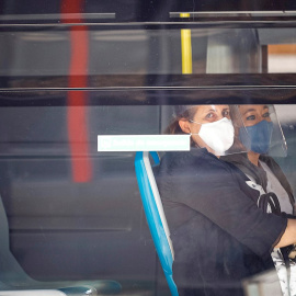 Dos mujeres en un autobús, en una imagen de archivo. / EFE - EMILIO NARANJO