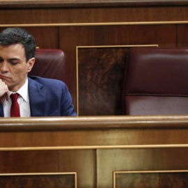 Pedro Sánchez, en una imagen de archivo, sentado en su escaño en el Congreso de los Diputados. EFE