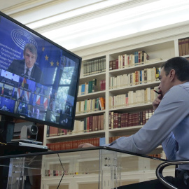 El presidente del Gobierno, Pedro Sánchez, participa por videoconferencia  en la reunión del Consejo Europeo sobre el fondo de recuperación de la UE. EFE/Moncloa / J. M. Cuadrado