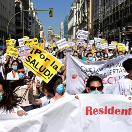 Varios médicos residentes se manifiestan por la Gran Vía de Madrid, este lunes, al inicio de su tercera semana de huelga para mejorar sus condiciones laborales. EFE/Víctor Lerena