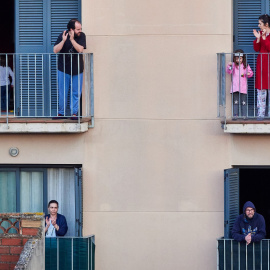 Aplaudiments en un edifici de Viladecans en un dels homenatges als sanitaris. AMVA - Agrupació Fotogràfica de Viladecans - Fons Jaume Muns González