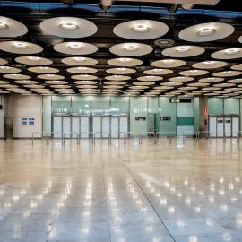 Vista de las puertas de salida de los viajeros de la terminal T4 del aeropuerto Adolfo Suárez de Madrid. EFE/Rodrigo Jiménez