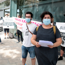 Representants de Fruita amb Justícia Social davant de la seu d'Afrucat a Lleida. ACN/Salvador Miret