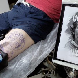 Tatuaje con la cara de Fernando Simón. / EFE