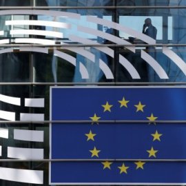 La bandera de la Unión Europea en la fachada del edificio del Parlamento Europeo en Bruselas. -REUTERS / Francois Lenoir