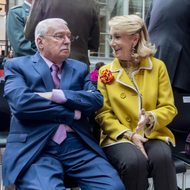  El ex presidente de la Comunidad de Madrid, Joaquín Leguina, y la ex presidenta de la Comunidad de Madrid, Esperanza Aguirre, conversan durante el acto homenaje a la Constitución Española en su 44 aniversario en la Real Casa de Correos, a 2 de diciemb