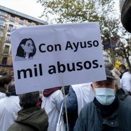  Un hombre sostiene una pancarta durante una manifestación de médicos y pediatras, a 21 de diciembre de 2022, en Madrid (España). EUROPA PRESS