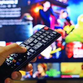 Un espectador buscando contenidos en una televisión. /PIXABAY