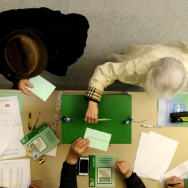 Unos ciudadanos ejercen su derecho al voto en las elecciones autonómicas para la Junta de Andalucía, hoy en un colegio sevillano. EFE/Raúl Caro