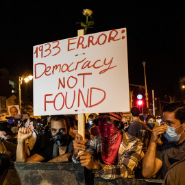 Pie de Foto: 23 July 2020, Israel, Jerusalem: Israelis take part in a protest against Israeli Prime Minister Benjamin Netanyahu near his residence in Jerusalem. Netanyahu has been indicted for bribery, fraud and breach of trust in several cases but denies