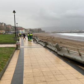 Varios trabajadores del servicio de limpieza de Getxo retiran los restos del paseo golpeado por el temporal./ Ayuntamiento de Getxo