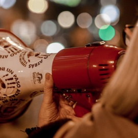 Pie de Foto: Manifestación en recuerdo a las mujeres víctimas de violencia de género en la Puerta del Sol, Madrid (España), a 25 de octubre de 2019.
