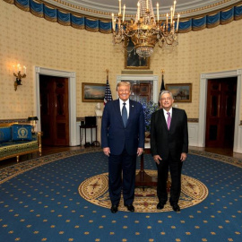 Fotografía cedida este miércoles por la presidencia de México del presidente de Estados Unidos, Donald Trump y del presidente mexicano, Andrés Manuel López Obrador, durante su encuentro en el Cross Hall de la Casa Blanca en Washington, Estados Unidos