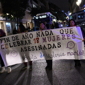 Manifestantes portan una pancarta durante una concentración frente al Ministerio de Justicia para protestar por el repunte de asesinatos machistas este mes, a 29 de diciembre de 2022, en Madrid (España). -Fernando Sánchez / Europa Press