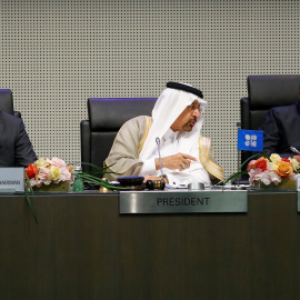 El ministro de energía ruso Alexander Novak junto al primer ministro saudí de energía y presidente de la OPEC, Khalid al-Falih y el Secretarío General de la OPEC, Mohammad Barkindo durante la reunión de la OPEC celebrada en Viena. REUTERS/Leonhard Fo