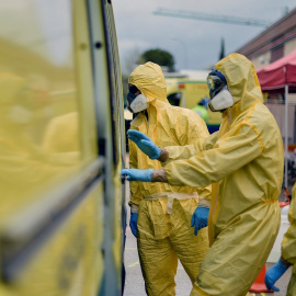 06/04/2020.- Bomberos del Ayuntamiento de Guadalajara se desinfectan unos a otros y limpian las ambulancias. / EFE - NACHO IZQUIERDO