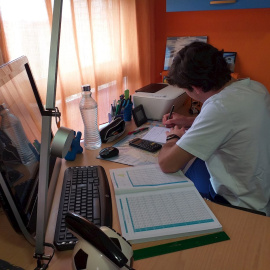 El estudiante prepara en su casa sus exámenes de EBAU. EFE/Marta Monzón