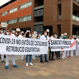 Treballadors de l'Hospital d'Igualada protesten a les portes del centre sanitari per reclamar millores laborals. 19 de juny de 2020. ACN/Mar Martí