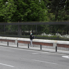 Un hombre camina por una acera estrecha en Madrid. (REUTERS/Sergio Pérez)