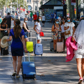Varias turistas caminan por las Ramblas de Barcelona. EFE/Quique García/Archivo