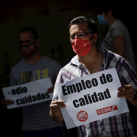 Los sindicatos UGT y CCOO, junto a diversos colectivos sociales y culturales de Navarra, han formado este sábado una cadena humana en Pamplona para reivindicar la "reconstrucción social del país" tras los daños causados por la paralización de la acti
