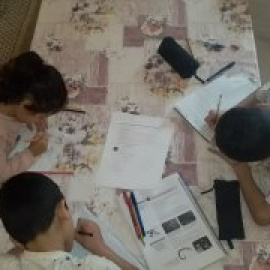 Un móvil prepago para tres hermanos: un tercio de los niños de Melilla no tiene recursos para seguir las clases online