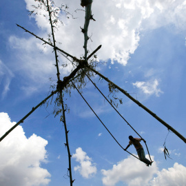 Un niño juega en un columpio tradicional durante Dashain, la fiesta religiosa más importante para los hindúes en Katmandú, Nepal. REUTERS / Navesh Chitrakar
