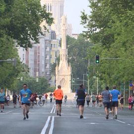 Madrileños pasean y hacen deporte tramos peatonalizados