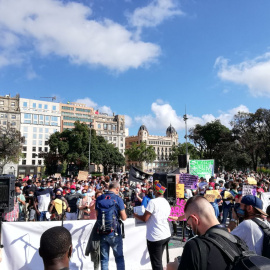 Imatge de la concentració a la Plaça de Catalunya (Barcelona) per exigir la regularització de les persones migrades a Catalunya. Imatge de SOS Racisme.
