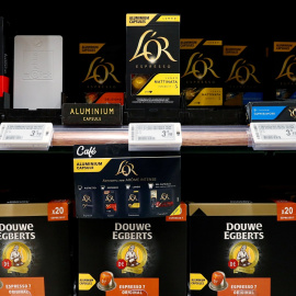 Paquetes de café de las marcas L'or y Douwe, en las estanterías de un supermercado en Bruselas. REUTERS/Francois Lenoir