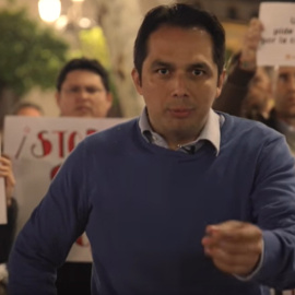 Roberto Macías, administrativo de UGT que filtró las facturas del fraude de las subvenciones de la Junta y la UE, durante una protesta en Sevilla en 2016.