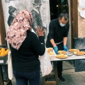 En la cocina más grande del corazón de Madrid: comida vecinal digna para los vulnerables por el coronavirus​